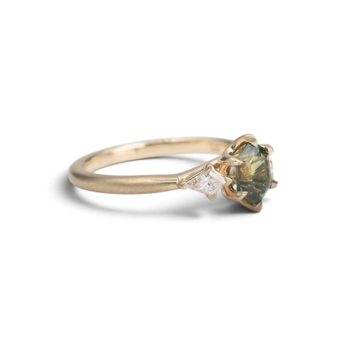 Stórica Studio 1.05ct elongated hexagon sapphire ring in 14k yellow gold with kite-cut diamond side stones