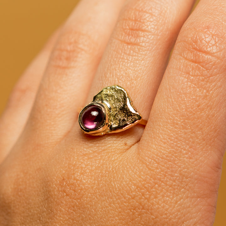 Amulet Ring in Gold | Umbalite Garnet