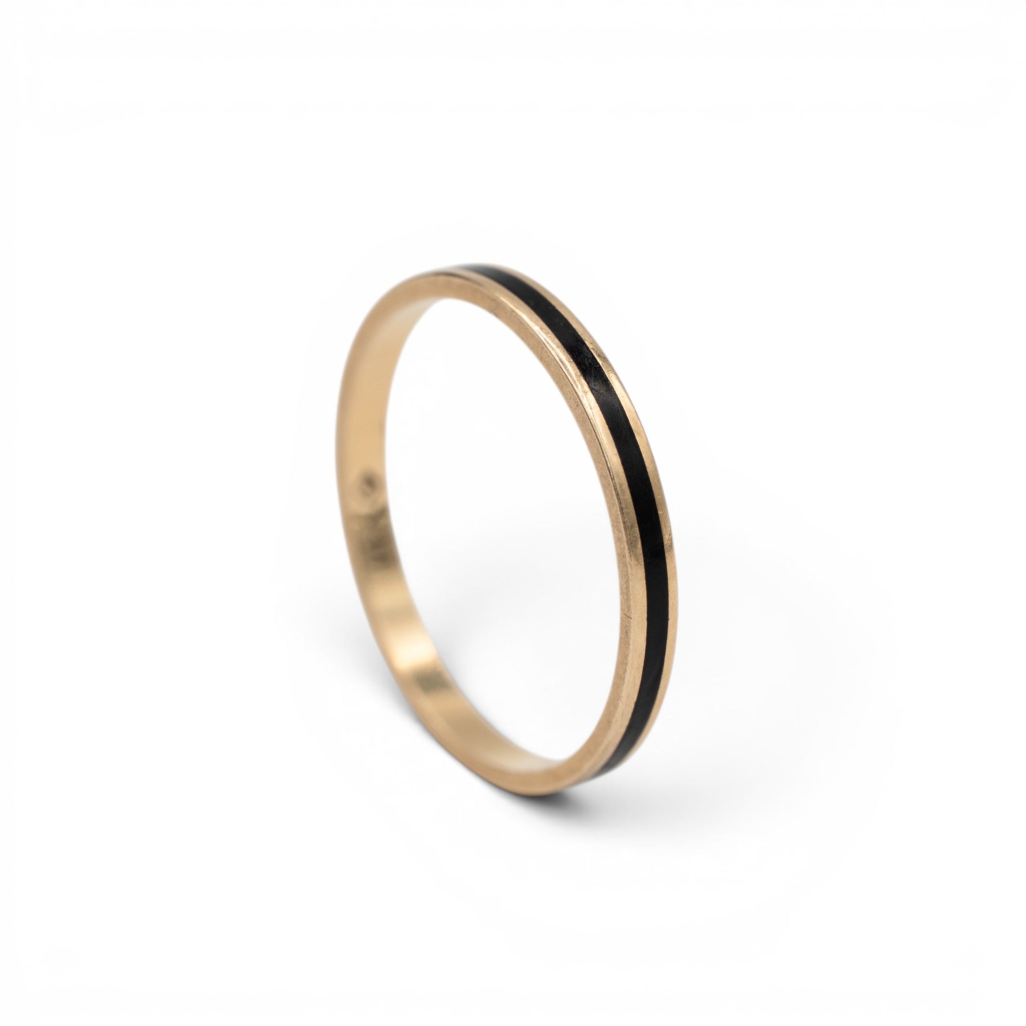 Stórica Studio 14k yellow gold band ring featuring a minimalist black enamel horizon inlay