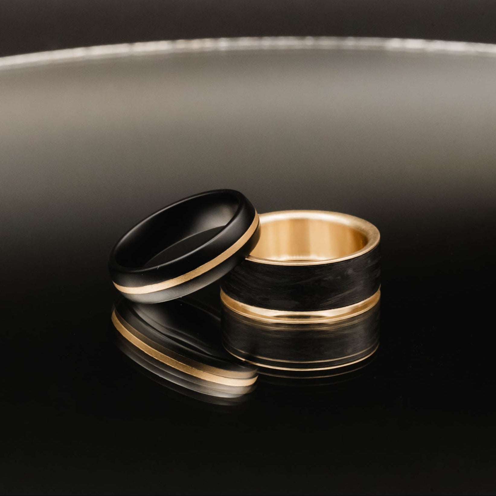 Alternative Metal Band - Flat Profile made of Forged Carbon Fiber with an 18K Yellow Gold Sleeve