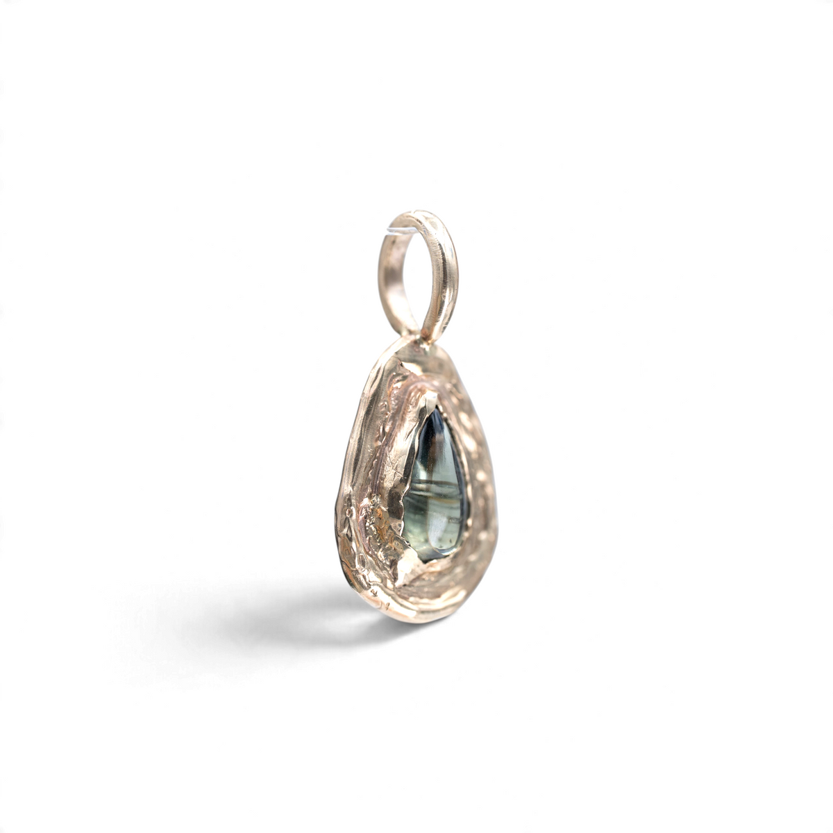 Stórica Studio Moonpool pendant featuring a 2.60ct pear sapphire cabochon set in hand-carved 14k yellow gold.