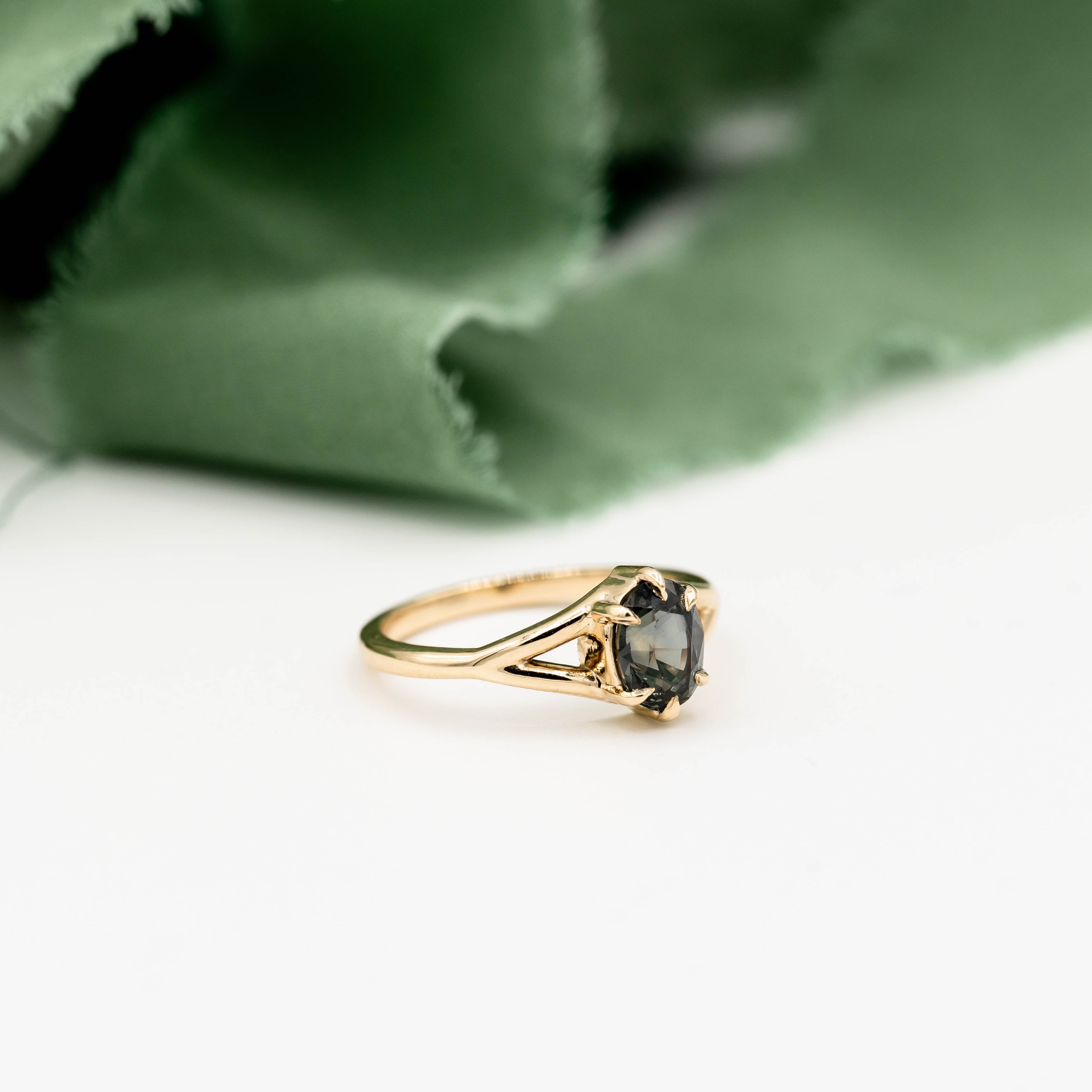 14K指輪 Juniper Engagement Ring | 1.53ct Oval Sapphire | 14k Yellow Gold
