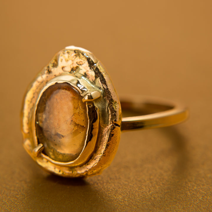 Amulet Ring in Gold | Sepia Sapphire