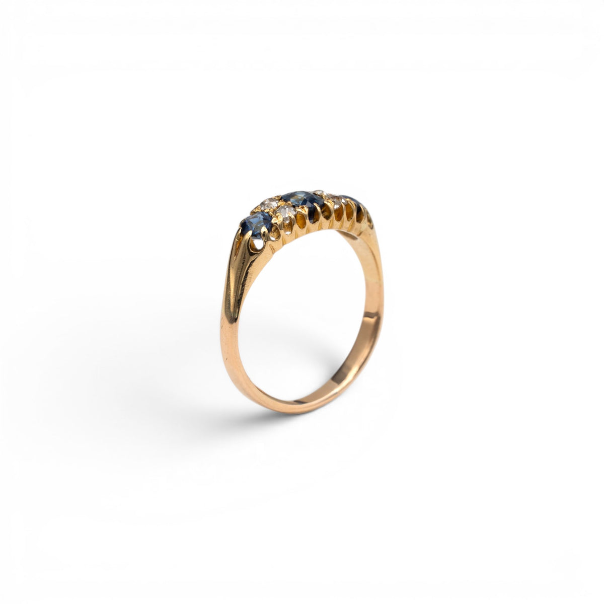 Stórica Studio Bluebell Victorian sapphire and diamond ring circa 1890 showing the scalloped claw gallery